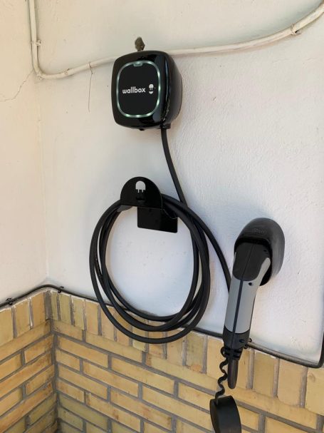 PUNTO DE RECARGA DE VEHÍCULO ELÉCTRICO