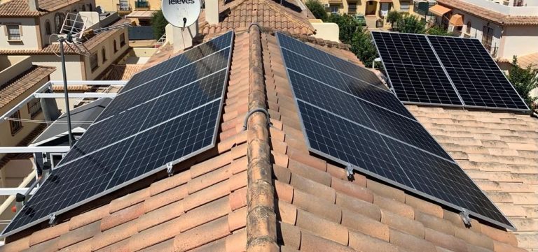 Paneles solares instalados en el tejado de una casa.