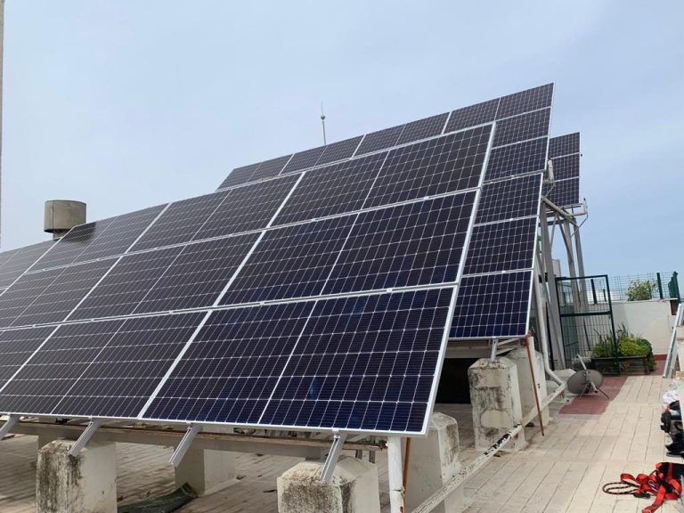 Paneles solares instalados en un tejado, captando luz solar.