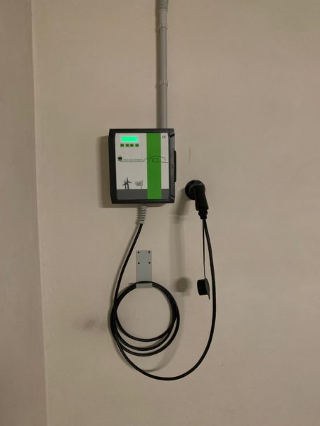 PUNTO DE RECARGA DE VEHÍCULO ELÉCTRICO