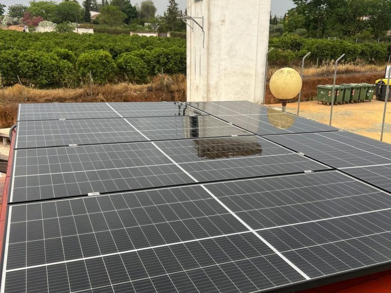 instalados sobre un tejado en un entorno rural.