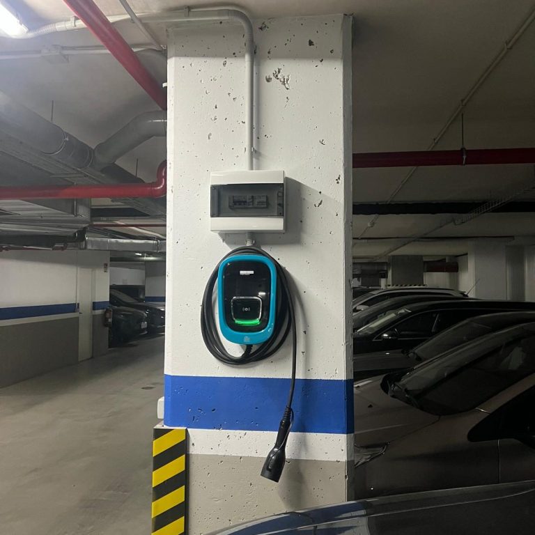 Punto de carga para vehículos eléctricos en un aparcamiento subterráneo.