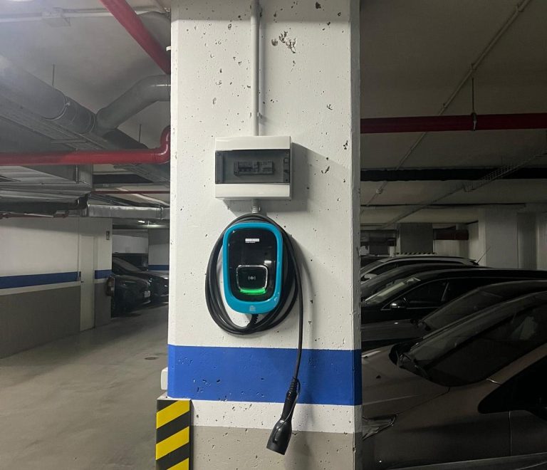 Punto de carga para vehículos eléctricos en un aparcamiento.